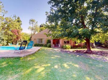 Casa · 235m² · 5 Ambientes · 5 Cocheras · Casa de 3 Dorm. Sobre Lote de 3.000 m en Venta en Villa Elisa