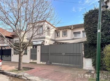 Casa · 298m² · 6 Ambientes · 2 Cocheras · Ubicada en Una Excelente Zona Residencial de Acassuso, Casa de Muy Buenas Dimensiones en Venta.