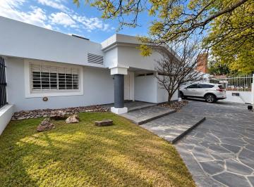 Casa · 550m² · 8 Ambientes · 3 Cocheras · Alquiler Casa Cerro de Las Rosas Uso Comercial