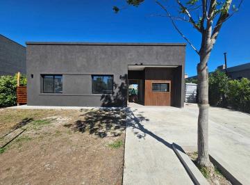 Casa · 150m² · 4 Ambientes · 2 Cocheras · Casa en Venta en San Ramón, Pilar del Este, Pilar