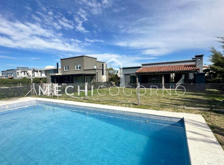 Casa · 150m² · 4 Ambientes · 4 Cocheras