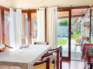 Casa de 6 ambientes, Ciudad de Santa Fe · Casa de Estilo con 2 Plantas, Jardín, Piscina y Cochera Pasante