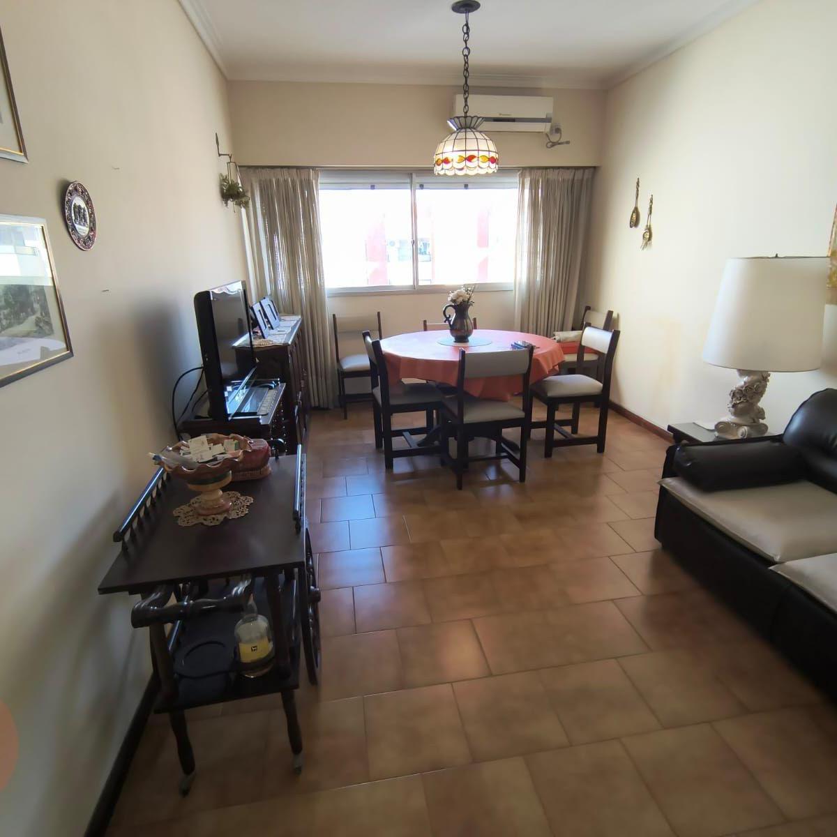 Departamento de 2 ambientes con disposición lateral abierta, ubicado en pleno Centro