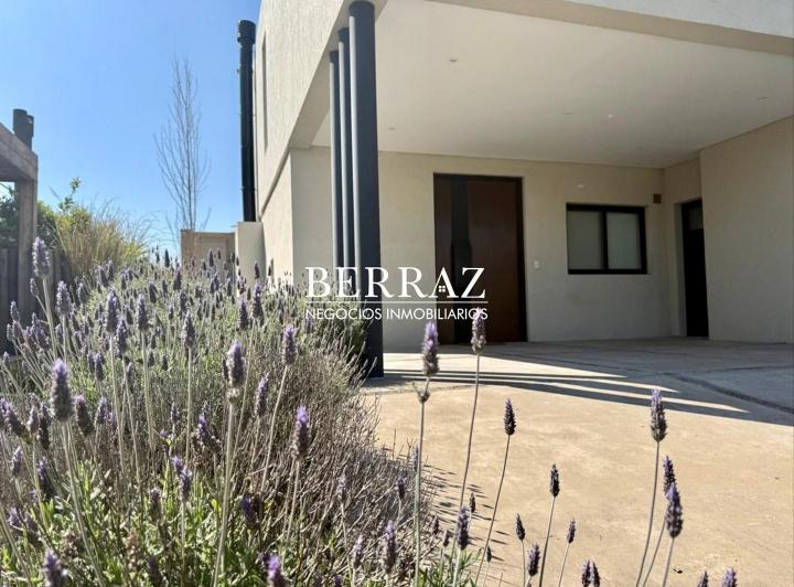 Casa · 210m² · 7 Ambientes · 2 Cocheras