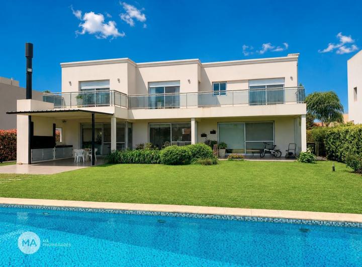 Casa · 800m² · 6 Ambientes · 1 Cochera