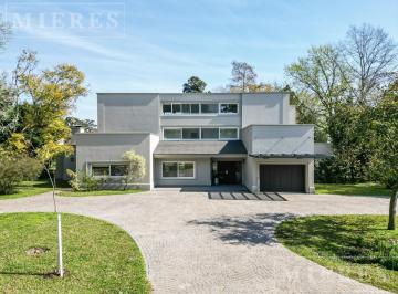 Casa · 550m² · 6 Ambientes · 3 Cocheras · Muy Linda Casa en Venta Desarrollada en Tres Plantas en Highland Park