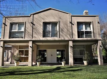 Casa · 472m² · 7 Ambientes · 1 Cochera · Excelente Casa en Venta en Highland Park