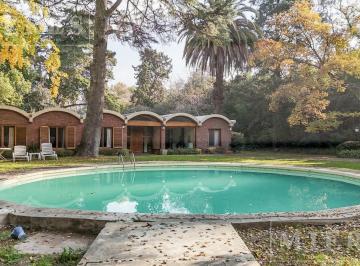 Casa · 250m² · 7 Ambientes · 1 Cochera · Casa en Venta Sobre Terreno de 5380 m² en Highland Park