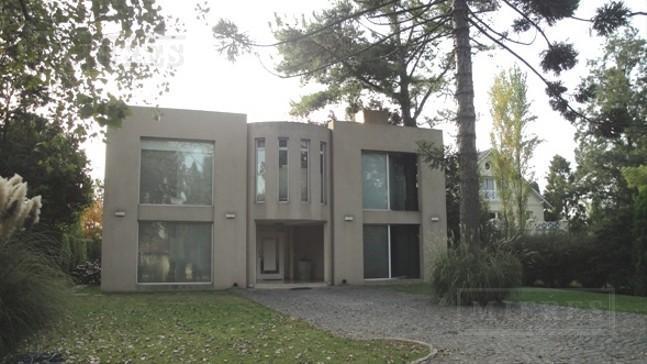 Casa · 450m² · 6 Ambientes · 2 Cocheras