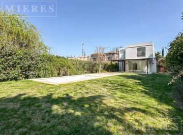 Casa · 150m² · 4 Ambientes · 2 Cocheras · Casa en Venta en Santa María de Los Olivos