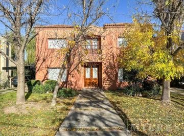 Casa · 260m² · 8 Ambientes · 1 Cochera · Muy Linda Casa en Venta en Campo Grande