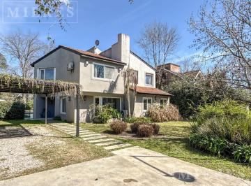 Casa · 250m² · 6 Ambientes · 1 Cochera · Casa en Alquiler Temporario por Febrero en Highland Park