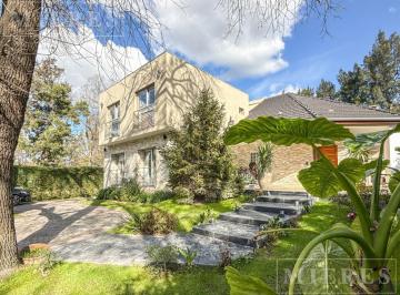Casa · 300m² · 9 Ambientes · 2 Cocheras · Casa en Venta en Highland Park