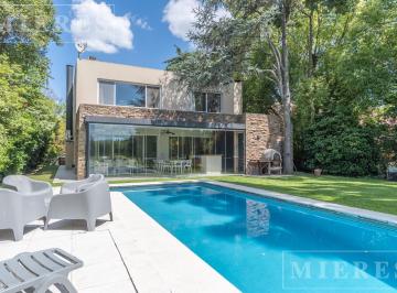 Casa · 400m² · 7 Ambientes · 1 Cochera · Casa en Venta en Highland Park