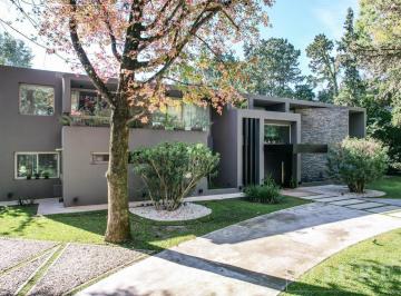 Casa · 680m² · 7 Ambientes · 1 Cochera · Excelente Casa en Venta en Highland Park