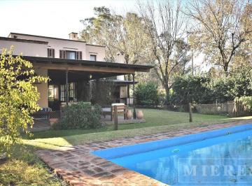 Casa · 242m² · 8 Ambientes · 3 Cocheras · Muy Linda Casa en Venta en Buen Retiro