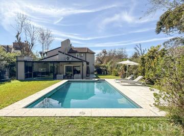 Casa · 250m² · 6 Ambientes · 1 Cochera · Casa en Venta en Highland Park