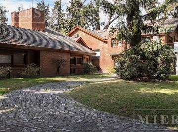 Casa · 725m² · 9 Ambientes · 4 Cocheras · Casa en Venta en Highland Park