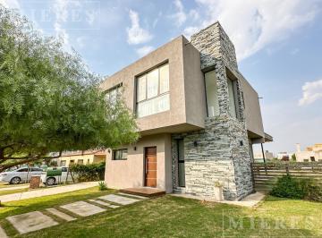Casa · 140m² · 4 Ambientes · Casa en Venta en San Ramiro, Pilar del Este