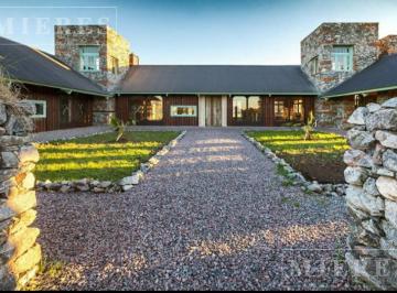 Casa · 331m² · 5 Ambientes · 5 Cocheras · Excelente Casa en Venta en Barrio La Macarena
