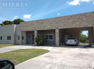 Casa · 210m² · 4 Dormitorios · 2 Cocheras · Casa en Venta en Casuarinas del Pilar