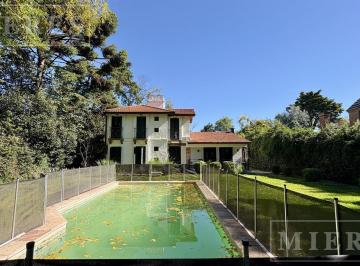 Casa · 210m² · 8 Ambientes · 1 Cochera · Casa en Alquiler Anual en Highland Park