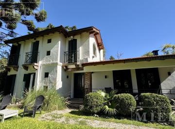 Casa · 210m² · 8 Ambientes · 1 Cochera · Casa en Venta en Highland Park