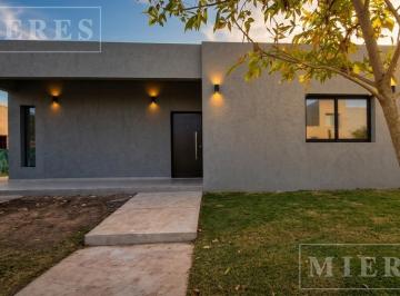 Casa · 185m² · 6 Ambientes · Casa en Venta en Santa Lucia, Pilar del Este