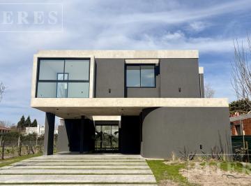Casa · 252m² · 7 Ambientes · 2 Cocheras · Casa en Venta en Los Cardos, Pilar
