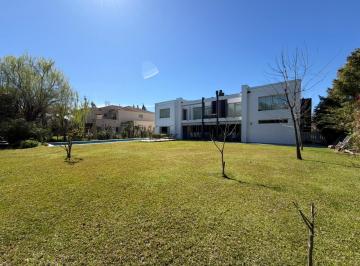 Casa · 400m² · 4 Ambientes · 5 Cocheras · Casa en Venta en Barrio Las Caletas Nordelta con Amplio Jardin Construida en Dos Plantas.