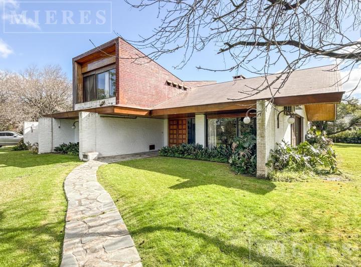 Casa · 263m² · 7 Ambientes · 2 Cocheras