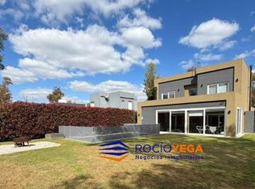 Casa · 184m² · 5 Ambientes · 2 Cocheras · Casa a La Venta en Alvarez del Bosque, Francisco Alvarez