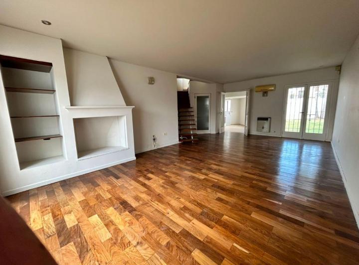 Casa · 160m² · 8 Ambientes · 1 Cochera