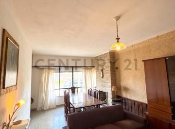 Casa · 160m² · 8 Ambientes · 1 Cochera · Casa 2 Dorm. Apta Credito en Pleno Centro - Venado Tuerto