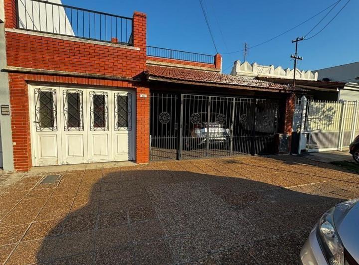 Casa · 90m² · 4 Ambientes · 3 Cocheras