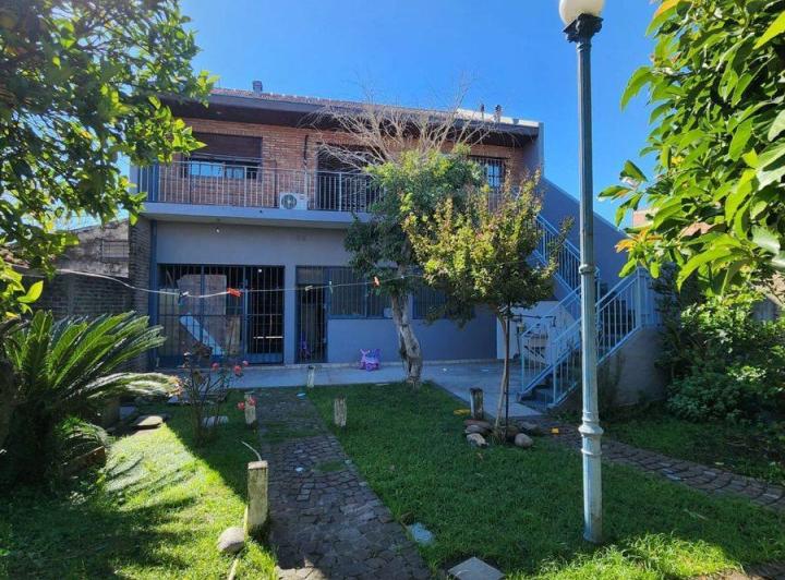 Casa · 222m² · 6 Ambientes · 2 Cocheras