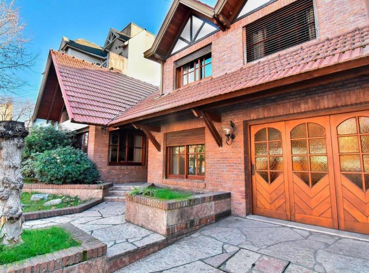 Casa · 385m² · 6 Ambientes · 2 Cocheras