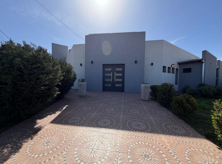 Casa · 332m² · 4 Ambientes · 2 Cocheras