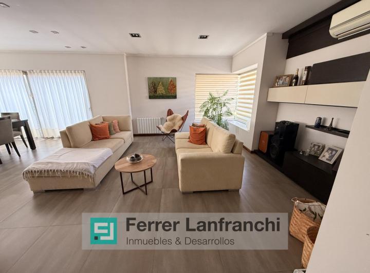 Casa · 1000m² · 10 Ambientes · 2 Cocheras