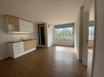Departamento · 43m² · 2 Ambientes · Alquiler de Apartamento 1 Dormitorio, Terraza, Sobre Av, Edificio con Amenities, Tres Cruces