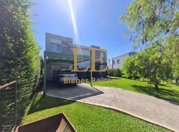 Casa · 200m² · 4 Ambientes · 4 Cocheras · Casa en Venta Barrio Santa Guadalupe Pilar del Este.