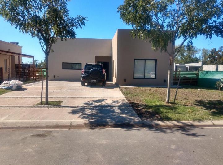 Casa · 140m² · 4 Ambientes · 2 Cocheras