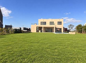 Quinta vacacional · 220m² · 4 Ambientes · 1 Cochera · Casa Quinta en Venta en Barrio Privado El Ensueño, Escobar, G. B. a. Zona Norte