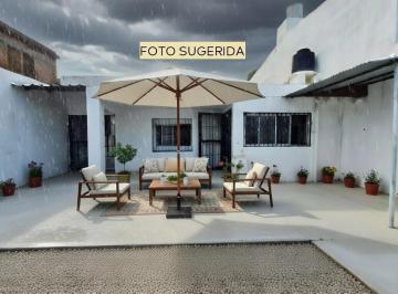 Casa · 140m² · 5 Ambientes · 3 Cocheras · Venta Casa Las Flores 2 Dorm
