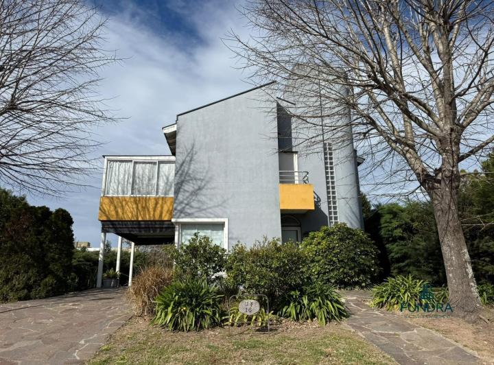 Casa · 210m² · 5 Ambientes · 1 Cochera