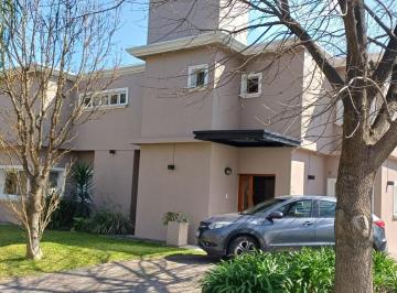 Casa · 198m² · 1 Ambiente · Casa 4 Amb con Dep - Serv. Parque C/quincho y Parrilla. Piscina
