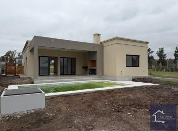 Casa · 142m² · 4 Ambientes · 3 Cocheras · Casa en Venta en Barrio Privado Santa Elisa, Pilar del Este.