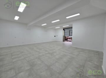 Local comercial · 100m² · 3 Ambientes · Alquiler Amplio Local Comercial en Centro Cipolletti