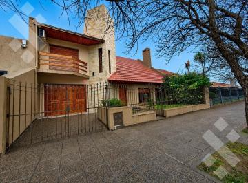 Casa · 208m² · 8 Ambientes · 1 Cochera · Venta Casa 3 Dorm. Barrio Flamingo Cipolletti