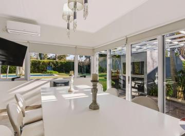 Casa · 198m² · 3 Ambientes · 2 Cocheras · Casa en Venta Gonnet